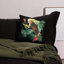 将图片加载到图库查看器，Premium Vincentian Parrot Print Pillow
